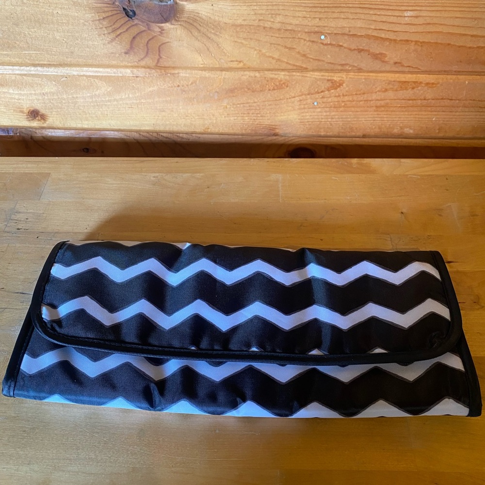 Black and White Chevron Thermal Clutch